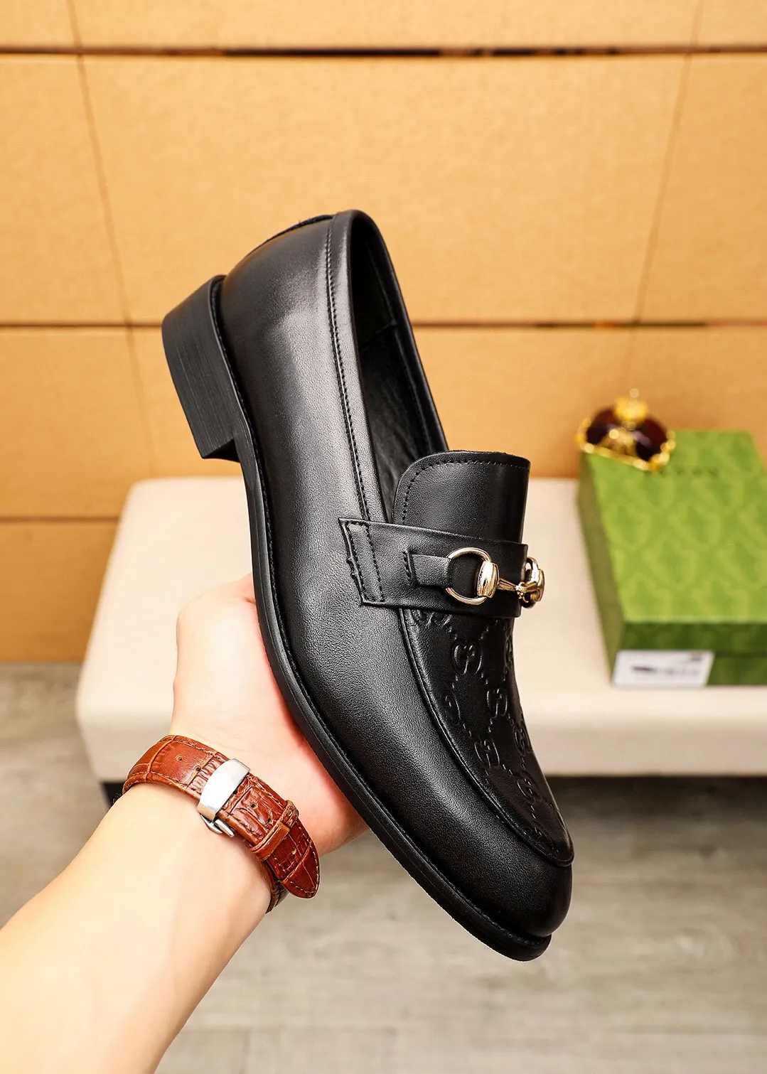 Men's shoes 💰400 💐 Product trademark: GUCCI "Gucci" casual leather shoes Regular size: 39-44 (38.45.46🉑️Customized) Product materials: Selected imported first-layer calfskin embossed upper + luxury hardware buckle, imported 🐑 sheepskin lining. Strong three-dimensional visual effect, original combination outsole Color: 1⃣️color optional
